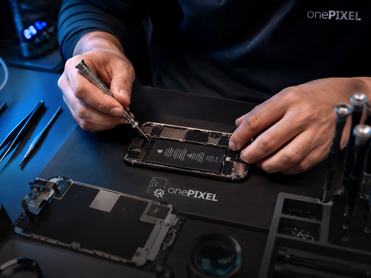 Técnico reparando celular One Pixel